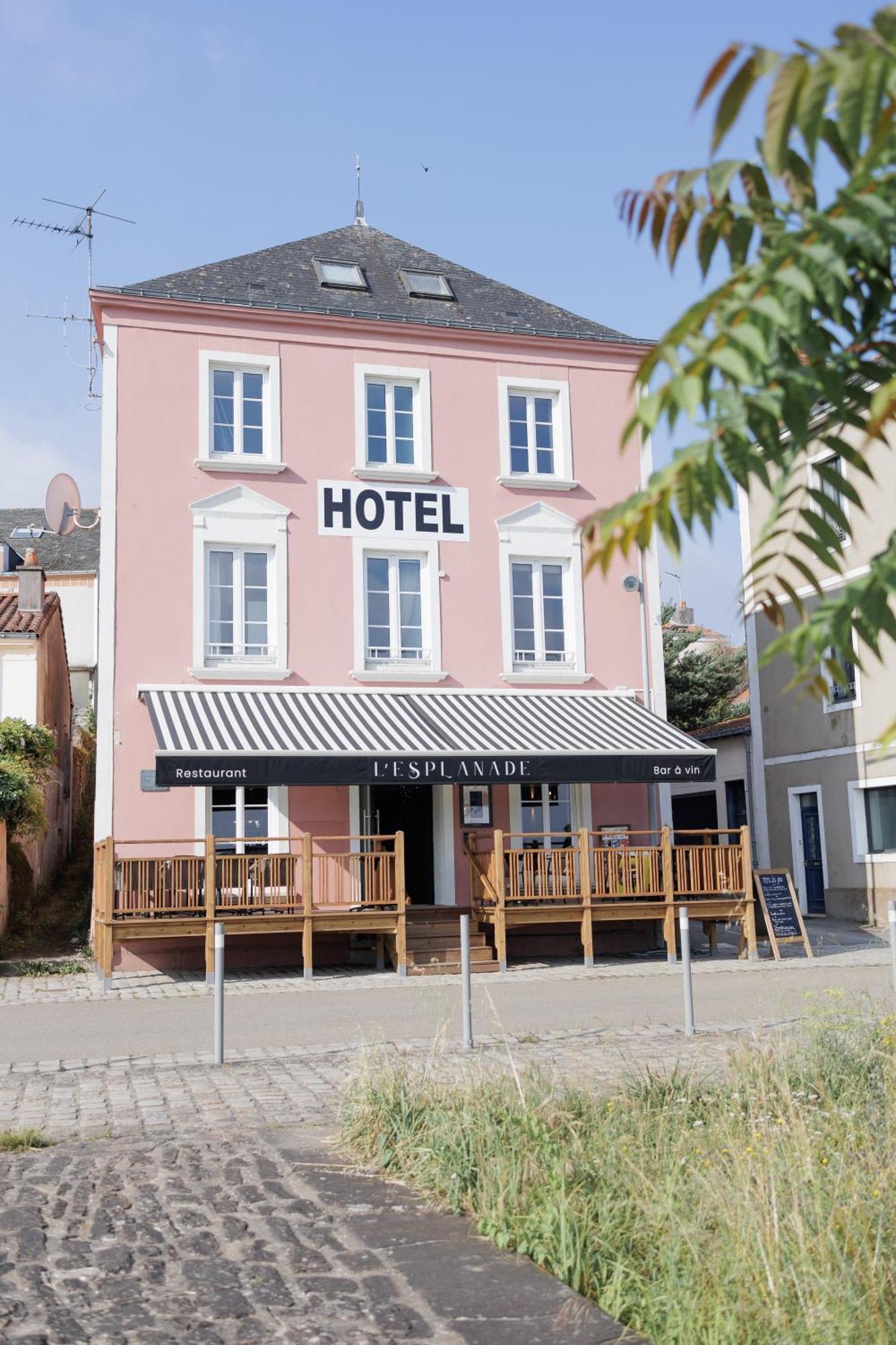 L'Esplanade Hotel Restaurant Bar A Vin Le Pellerin Exterior photo